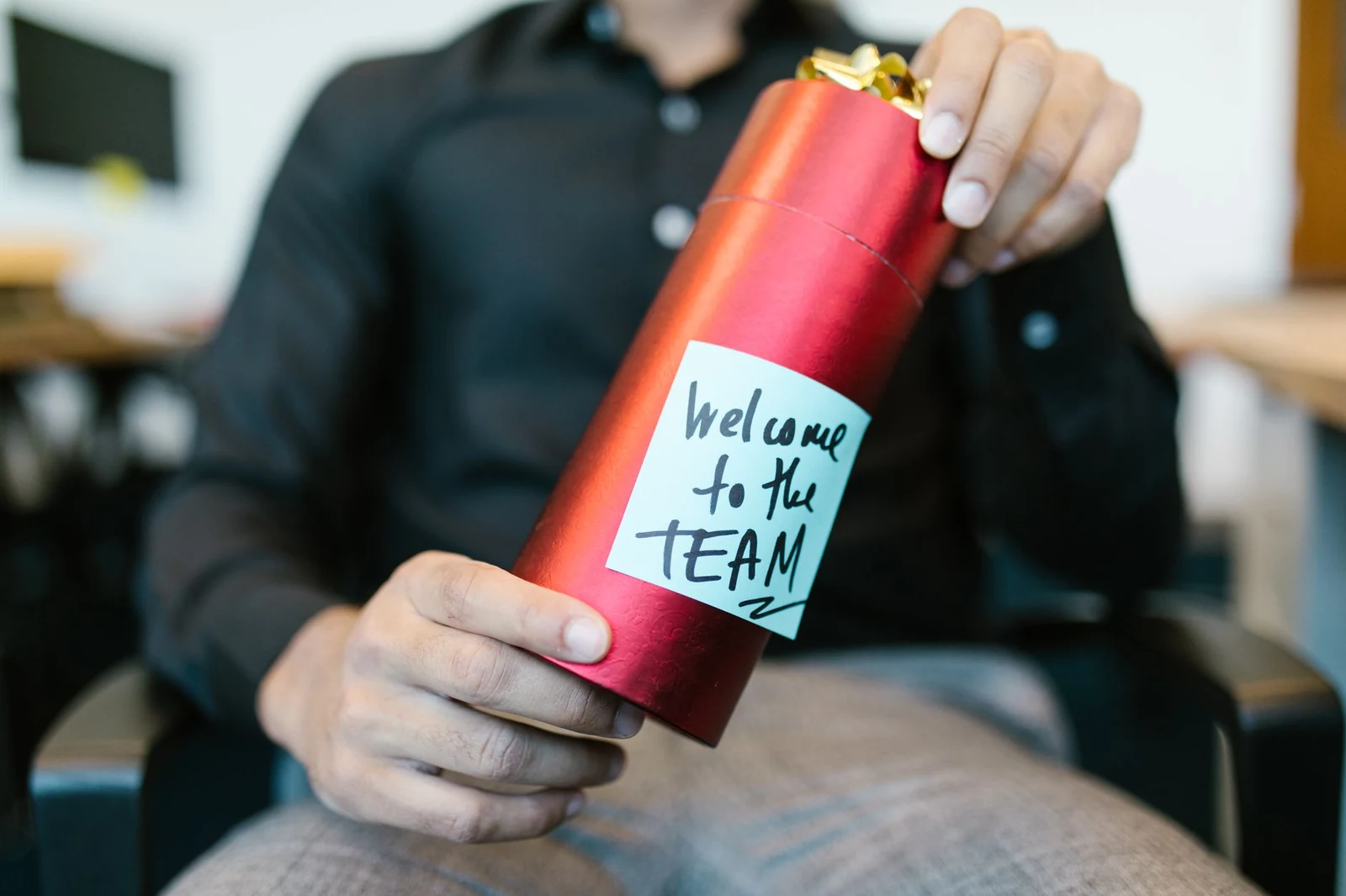 Welcome to the team gift for a new employee A welcome to the team gift handed to a new employee on their first day, the small onboarding touch that makes people stay
