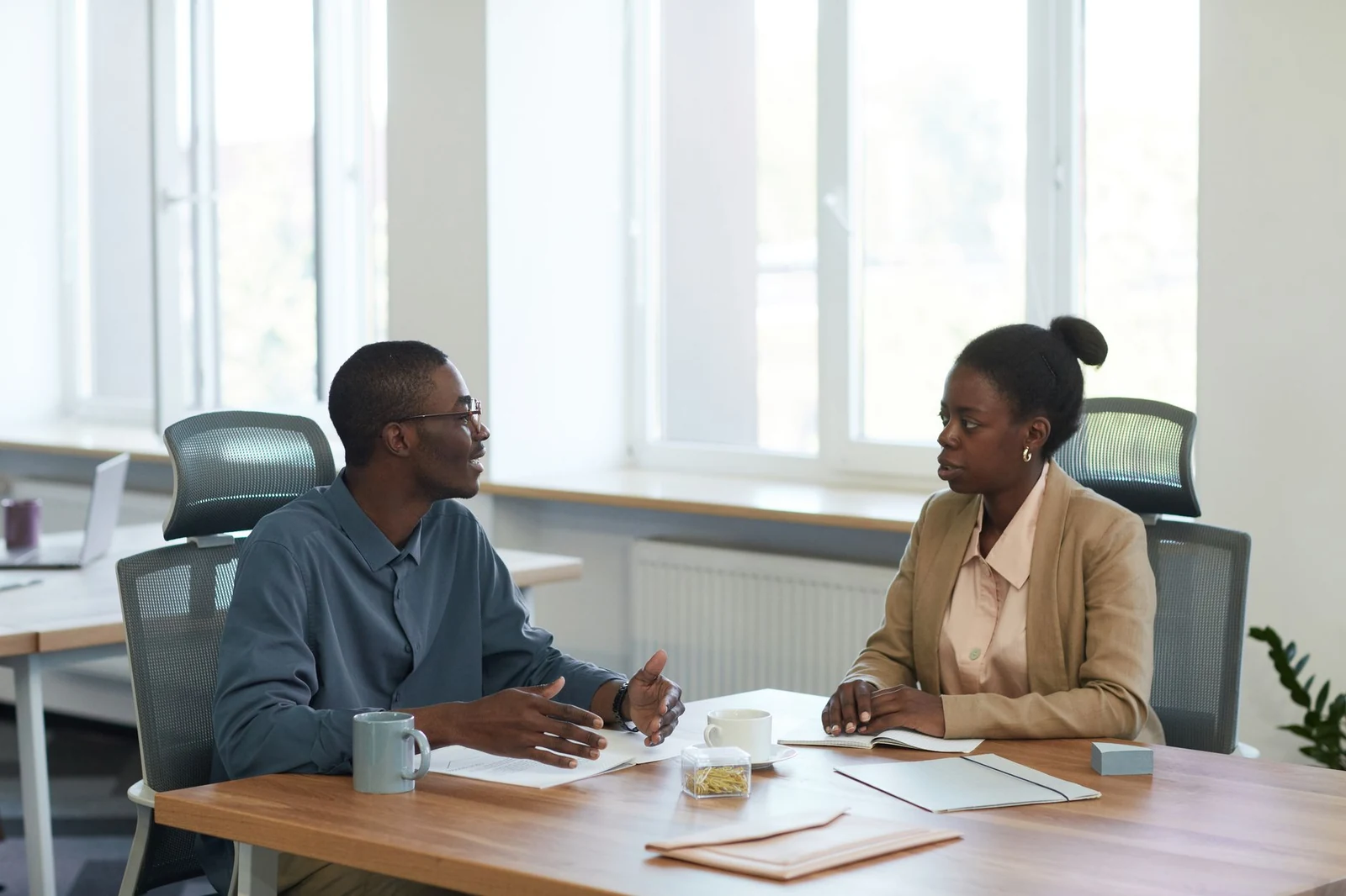 Manager talking with a current employee about an open role