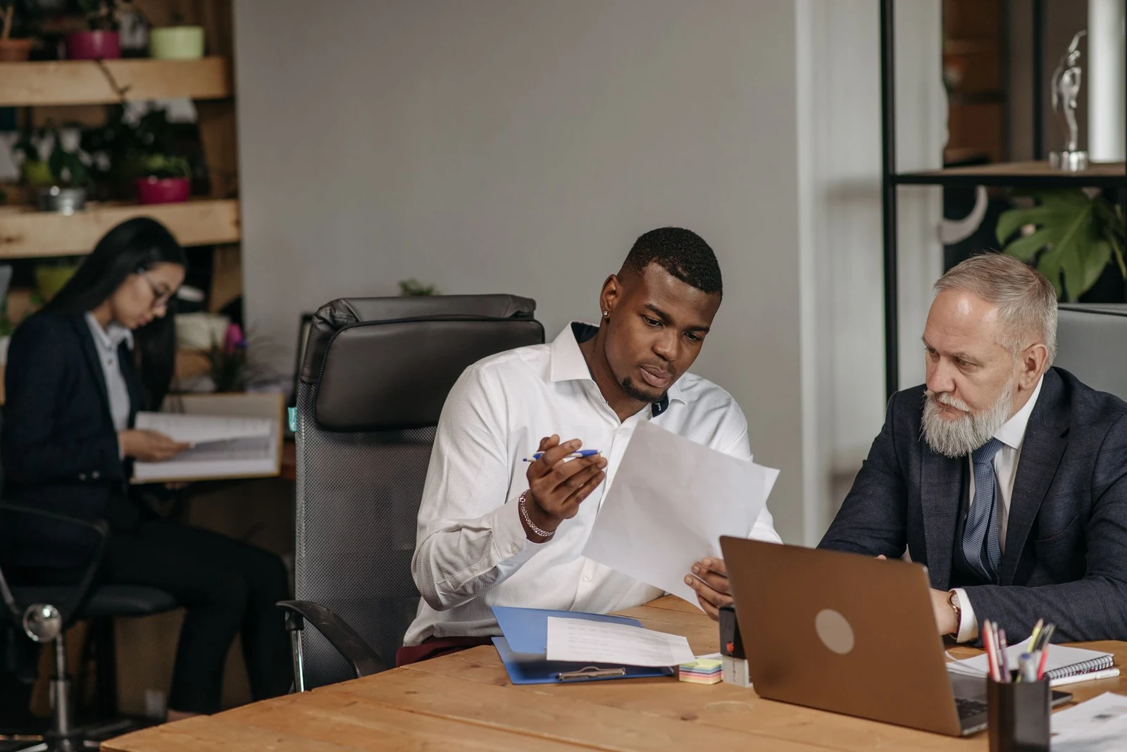 A manager in a one-on-one meeting with a team member